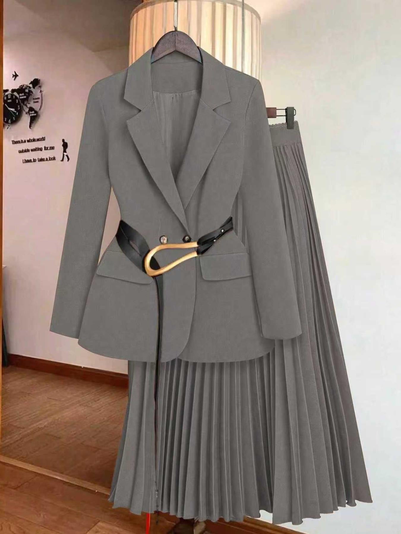 Ensemble tailleur deux pièces automne-hiver, veste et jupe