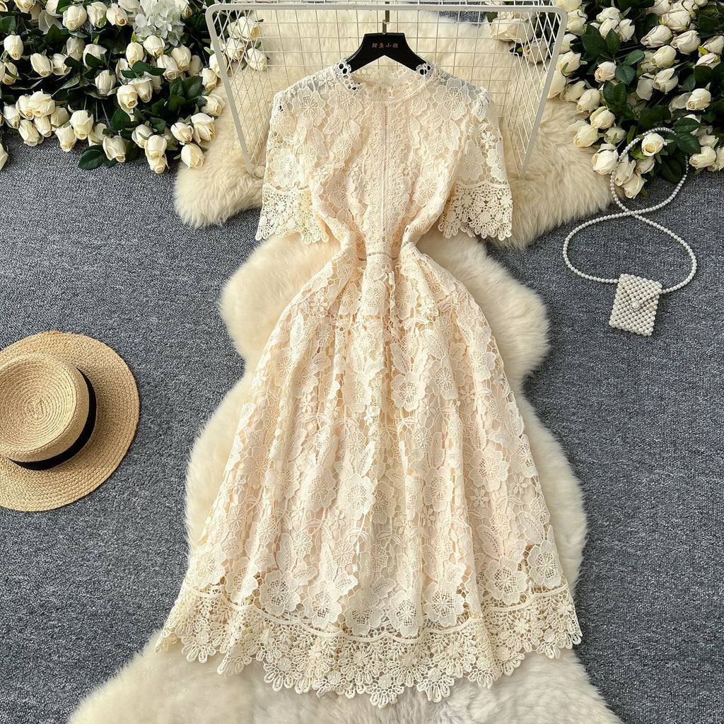 Robe longue élégante et vintage en dentelle