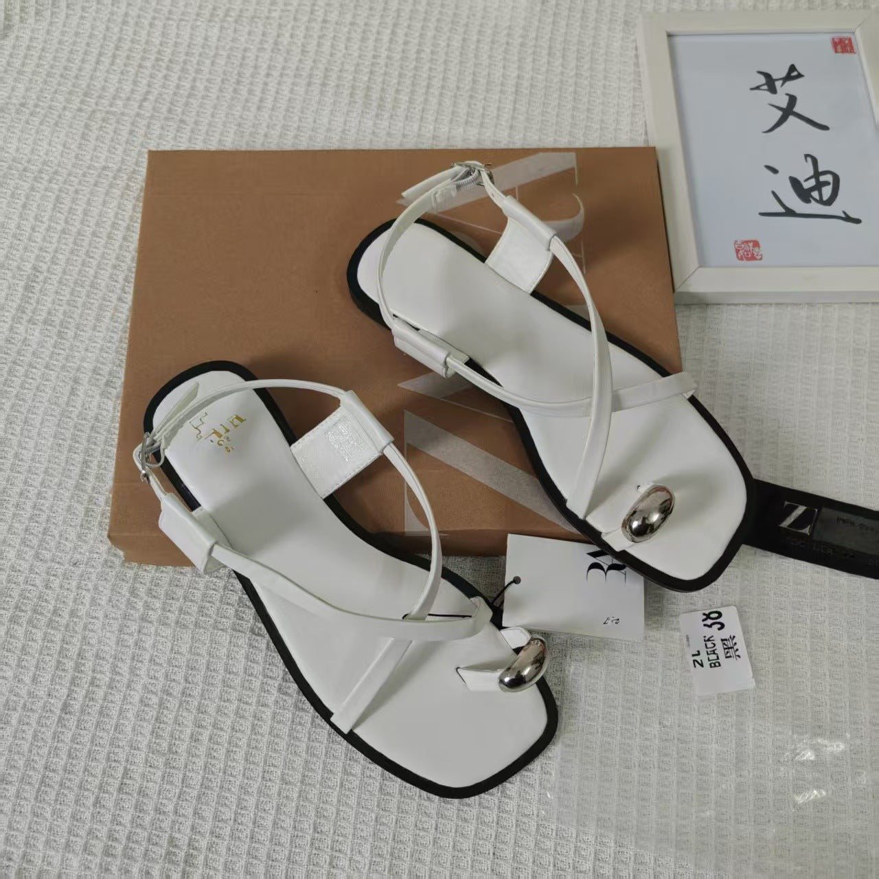 Sandales plates à brides croisées