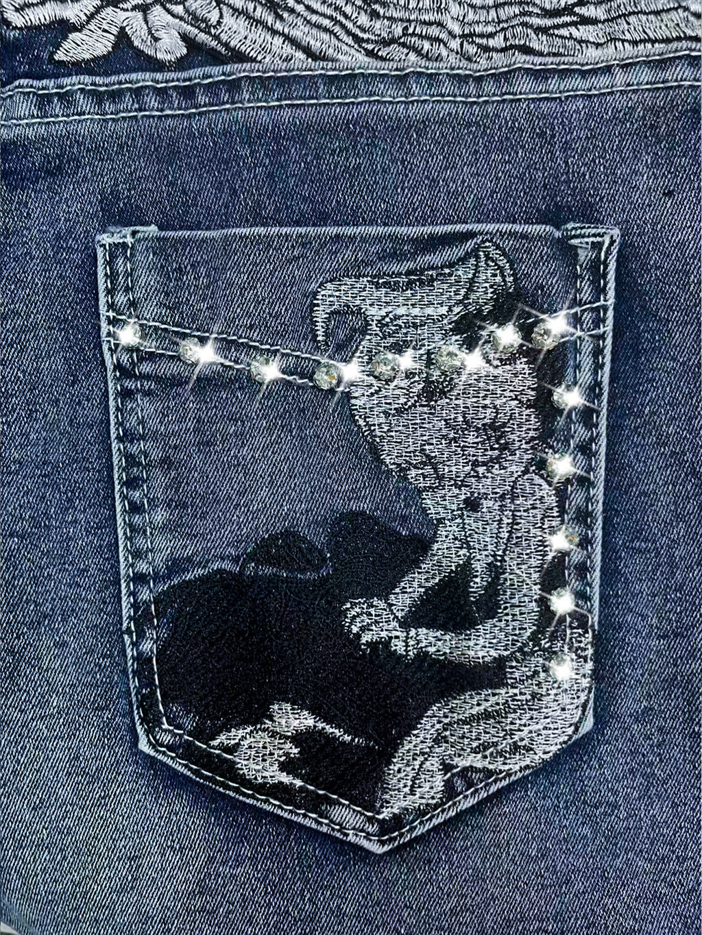 Short en jean Betty Cartoon brodé de strass pour femme
